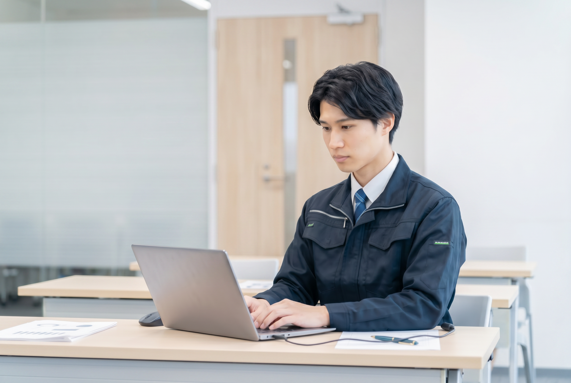 製造業の新人教育に最適なeラーニングとは？比較方法を解説